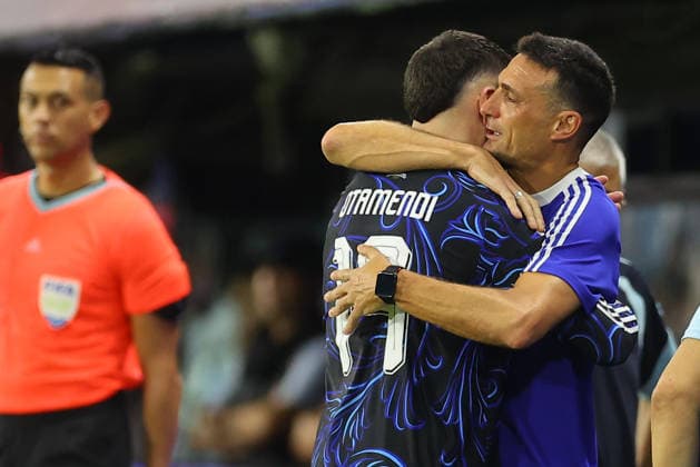 Argentina s head coach Lionel Scaloni (R) hughs defender Nicolas Otamend after being substituted in his farewell match for the Argentine national team, Nationalteam iduring a friendly football match between Argentina and Zambia at La Bombonera stadium in Buenos Aires on March 31, 2026. BUENOS AIRES ARGENTINA *** Argentina s head coach Lionel Scaloni R hughs defender Nicolas Otamend after being substituted in his farewell match for the Argentine National Team iduring a friendly football match between Argentina and Zambia at La Bombonera stadium in Buenos Aires on March 31, 2026 BUENOS AIRES ARGENTINA Copyright: xALEJANDROxPAGNIx