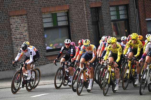 Dwars door Vlaanderen Women 2026 Cycling Race WAREGEM, BELGIUM - APRIL 01 : illustration picture peloton during the 80th edition of Dwars door Vlaanderen Women an UCI Women s World Tour 1.WWT one day cycling road race for Men Elite of 128 km with start in Waregem and finish in Waregem on April 1, 2026 in Waregem, Belgium, 01 04 2026 ( Motordriver Serge Seynaeve - Waregem Belgium  Copyright: xLucxClaessenx
