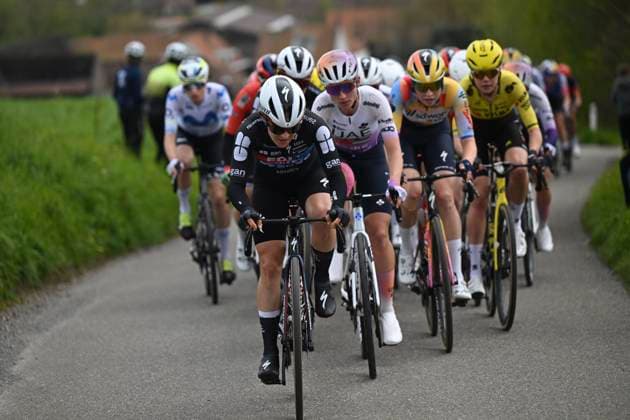 Dwars door Vlaanderen Women 2026 Cycling Race WAREGEM, BELGIUM - APRIL 01 : illustration picture peloton during the 80th edition of Dwars door Vlaanderen Women an UCI Women s World Tour 1.WWT one day cycling road race for Men Elite of 128 km with start in Waregem and finish in Waregem on April 1, 2026 in Waregem, Belgium, 01 04 2026 ( Motordriver Serge Seynaeve - Waregem Belgium  Copyright: xLucxClaessenx