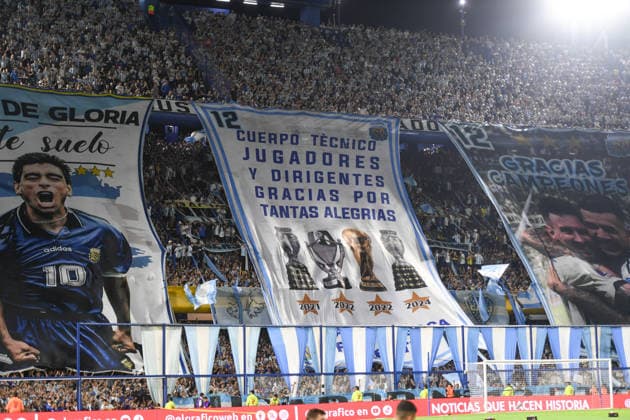 Argentina V Zambia - International Friendly, Länderspiel, Nationalmannschaft Fans in Argentina support their team with flags honoring Diego Armando Maradona, Lionel Messi, and Lionel Scaloni at La Bombonera stadium on March 31, 2026, ahead of an international friendly game against Zambia and the FIFA World Cup, WM, Weltmeisterschaft, Fussball Buenos Aires Argentina  Copyright: xPabloxEliasx originalFilename:elias-pabloela260331_npBCR.jpg