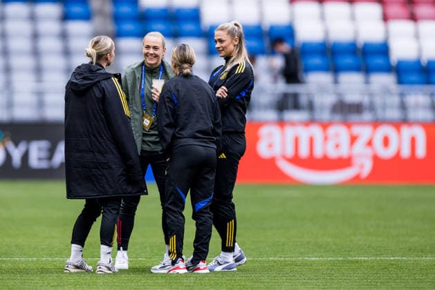 MUNICH, GERMANY - APRIL 1: Magdalena Eriksson (FC Bayern Muenchen, 5) and Fridolina Rolfoe (Rolfö, Rolfo, Manchester United, ManU 12) during pitch check before the UEFA Women™s Champions League Quarter final match between FC Bayern Muenchen vs. Manchester United at Allianz Arena on the 2nd leg of the UEFA Women™s Champions League Quarter finals on April 1, 2026 in Munich, Germany. Bavaria Germany Copyright: xSteffiexWunderlx