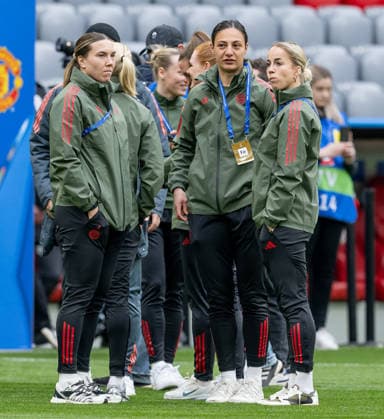 Vanessa Gilles (FC Bayern Muenchen Frauen, 02), Maria Luisa Grohs (Torfrau, FC Bayern Muenchen Frauen, 01) und Giulia Gwinn (FC Bayern Muenchen Frauen, 07) bei der Platzbesichtigung GER, FC Bayern Muenchen vs. Manchester United, ManU W.F.C., Fussball, UEFA Womans Champions League, Viertelfinale Rueckspiel, Saison 2025 2026, 01.04.2026. GER, FC Bayern Muenchen vs. Manchester United W.F.C., Fussball, UEFA Womans Champions League, Viertelfinale Rueckspiel, Saison 2025 2026, 01.04.2026. Muenchen Copyright: xEibner-Pressefoto HeikexFeinerx EP_HFR