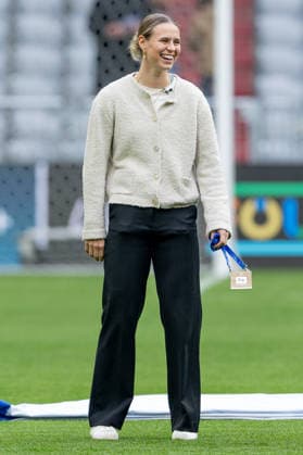 Die verletzte Klara Buehl (FC Bayern Muenchen Frauen, 17) in Zivil bei der Platzbesichtigung GER, FC Bayern Muenchen vs. Manchester United, ManU W.F.C., Fussball, UEFA Womans Champions League, Viertelfinale Rueckspiel, Saison 2025 2026, 01.04.2026. GER, FC Bayern Muenchen vs. Manchester United W.F.C., Fussball, UEFA Womans Champions League, Viertelfinale Rueckspiel, Saison 2025 2026, 01.04.2026. Muenchen Copyright: xEibner-Pressefoto HeikexFeinerx EP_HFR
