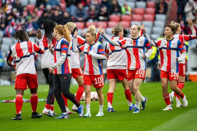 Linda Dallmann 10 (FC Bayern Muenchen), Franziska Kett 20 (FC Bayern Muenchen), Momoko Tanikawa 18 (FC Bayern Muenchen) klatschen ab, FC Bayern Frauen - Manchester United, ManU Fussball, Champions League Viertelfinale Rueckspiel, 01.04.2026 DFB regulations prohibit any use of photographs as image sequences and or quasi-video Muenchen Bayern Deutschland