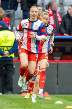 Glodis Perla Viggosdottir 4 (FC Bayern Muenchen) during warmup, FC Bayern Frauen - Manchester United, ManU Fussball, Champions League Viertelfinale Rueckspiel, 01.04.2026 DFB regulations prohibit any use of photographs as image sequences and or quasi-video Muenchen Bayern Deutschland