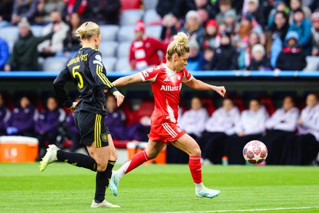 Linda Dallmann (10, FC Bayern München) und Hanna Lundkvist (5, Manchester United, ManU beim Spiel zwischen FC Bayern München v Manchester United, Fußball, Frauen, UEFA Womens Champions League, 2025 2026, 8.Spieltag Viertelfinale am 01.04.2026 in München, Allianz Arena. Bayern Deutschland