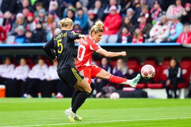Linda Dallmann (10, FC Bayern München) und Hanna Lundkvist (5, Manchester United, ManU beim Spiel zwischen FC Bayern München v Manchester United, Fußball, Frauen, UEFA Womens Champions League, 2025 2026, 8.Spieltag Viertelfinale am 01.04.2026 in München, Allianz Arena. Bayern Deutschland