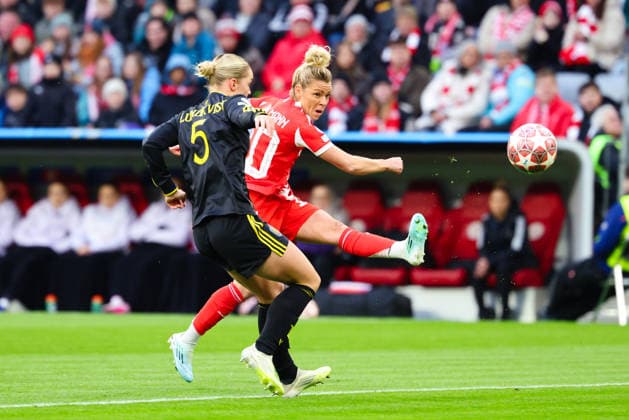 Linda Dallmann (10, FC Bayern München) und Hanna Lundkvist (5, Manchester United, ManU beim Spiel zwischen FC Bayern München v Manchester United, Fußball, Frauen, UEFA Womens Champions League, 2025 2026, 8.Spieltag Viertelfinale am 01.04.2026 in München, Allianz Arena. Bayern Deutschland