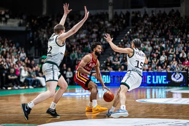 Davion Mintz (Fitness First Wuerzburg Baskets) im Zweikampf mit Marten Linssen (Gladiators Trier) und Jordan Roland (Gladiators Trier), Vet Concept Gladiators Trier vs Fitness First Wuerzburg Baskets, Basketball, easyCredit BBL, 27. Spieltag, Saison 2025 2026, 01.04.2026 Vet Concept Gladiators Trier vs Fitness First Wuerzburg Baskets, Basketball, easyCredit BBL, 27. Spieltag, Saison 2025 2026, 01.04.2026 Copyright: xEibner-Pressefoto AlexanderxNeisx EP_ANS