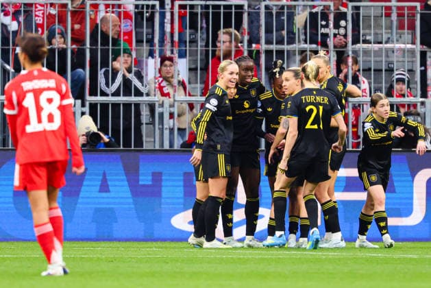 Team Manchester United, ManU Tor zum 0 : 1 beim Spiel zwischen FC Bayern München v Manchester United, Fußball, Frauen, UEFA Womens Champions League, 2025 2026, 8.Spieltag Viertelfinale am 01.04.2026 in München, Allianz Arena. Bayern Deutschland