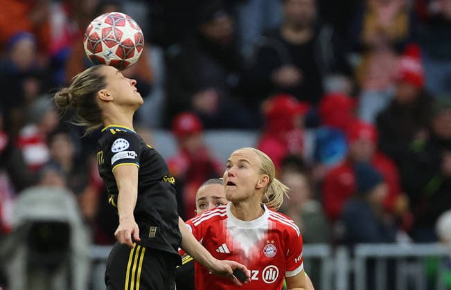 Julia Zigiotti Olme - Harder Pernille , FC Bayern München Manchester United, ManU Frauen , Viertelfinale , Women Champions League , Fußball , in den Allianz Arena Stadion , in München , Bayern , Deutschland. April 01 , 2026 . Photo by: Davide Elias IPA Photo Pressefoto DENL Copyright: xDavidexEliasx