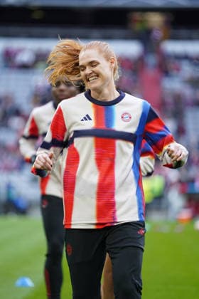 Stine Ballisager (3 Bayern) beim UEFA Womens Champions League Spiel FC Bayern München Manchester United, ManU am 01.04.2026. München Allianz Arena Bayern Deutschland
