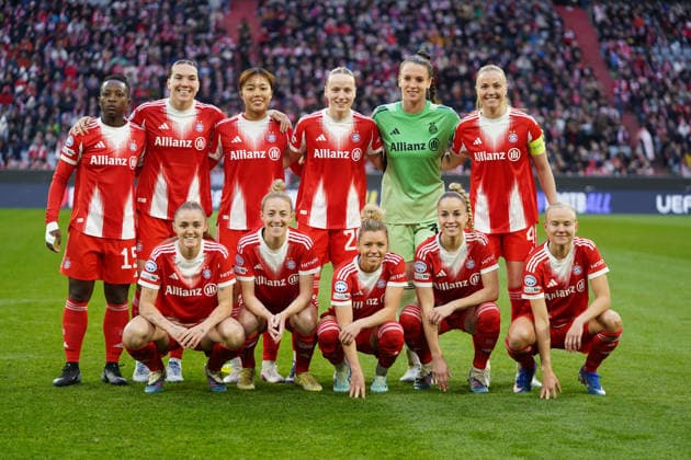 Mannschaftsfoto des FC Bayern h.l. Bernadette Amani (15 Bayern) , Vanessa Gilles (2 Bayern) , Momoko Tanikawa (18 Bayern) , Franziska Kett (20 Bayern) , Ena Mahmutovic (32 Bayern) , Glodis Viggosdottir (4 FC Bayern) . v.l. Georgia Stanway (31 FC Bayern) , Carolin Simon (30 FC Bayern) , Linda Dallmann (10 FC Bayern) , Giulia Gwinn (7 FC Bayern) , Pernille Harder (21 Bayern) beim UEFA Womens Champions League Spiel FC Bayern München Manchester United, ManU am 01.04.2026. München Allianz Arena Bayern Deutschland