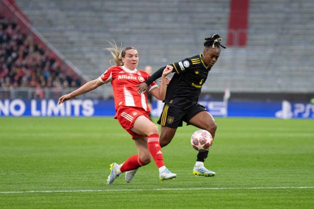 Vanessa Gilles (2 Bayern) und Melvine Malard (9 Manchester) in Aktion beim UEFA Womens Champions League Spiel FC Bayern München Manchester United, ManU am 01.04.2026. München Allianz Arena Bayern Deutschland