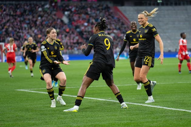 Melvine Malard (9 Manchester) , Melvine Malard (9 Manchester) und Fridolina Rolfö (12 Manchester) jubeln über das Tor zum 0-1 beim UEFA Womens Champions League Spiel FC Bayern München Manchester United, ManU am 01.04.2026. München Allianz Arena Bayern Deutschland