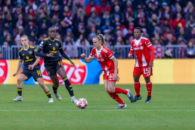 München, Deutschland 01. April 2026: UEFA Womens Champions League - 2025 2026 - Viertelfinale - FC Bayern München gegen Manchester United, ManU Im Bild: v. li. im Zweikampf Fridolina Rolfö Rolfoe (Man Utd) und Georgia Stanway (FCB) Allianz Arena Bayern Copyright: xFotostandx xSchäferx