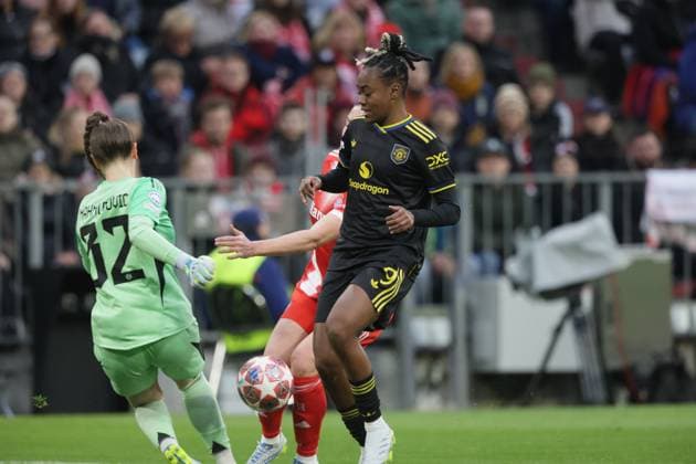 Manchesters 9 trifft ins Tor zum 1:0. Frauenfussball: Muenchen - Manchester. Frauen - Fußball - Championsleague, FC Bayern München - Manchester United, ManU Viertelfinale, Saison 2025-2026, am 1.04.2026 in Muenchen, A L L I A N Z A R E N A, Deutschland. Quelle Copyright Credit : Oryk HAIST