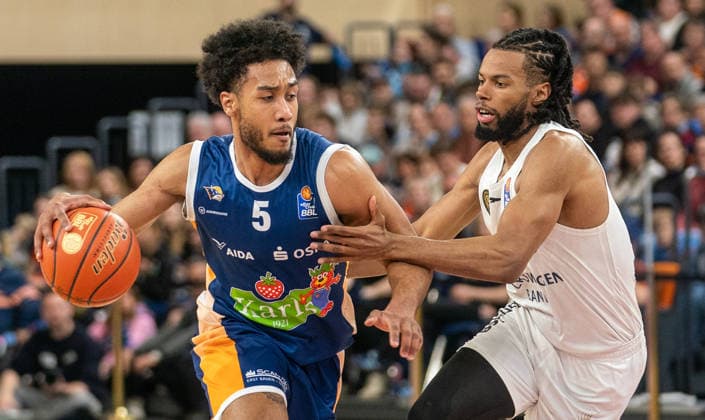 1.4.2026, Basketball, Herren, easy credit BBL, easy credit Bundesliga, BBL, Bundesliga, 27. Spieltag, Rostock Seawolves - Basketball Löwen Braunschweig DÂ Shawn Schwartz (Rostock Seawolves, li.) gegen Chip Flanigan (Basketball Löwen Braunschweig, re.) Rostock Stadthalle Mecklenburg-Vorpommern Deutschland