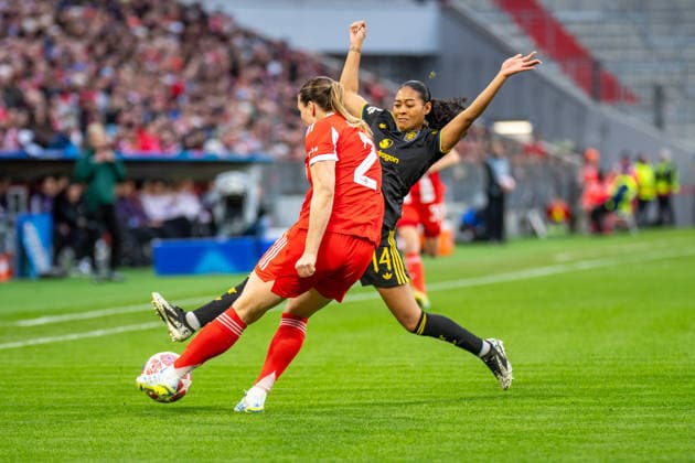 Jayde Riviere (14 Manchester) und Vanessa Gilles (2 Bayern) in Aktion beim UEFA Womens Champions League Spiel FC Bayern München Manchester United, ManU am 01.04.2026. München Allianz Arena Bayern Deutschland