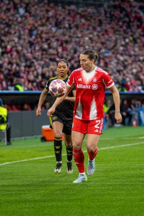 Jayde Riviere (14 Manchester) und Vanessa Gilles (2 Bayern) in Aktion beim UEFA Womens Champions League Spiel FC Bayern München Manchester United, ManU am 01.04.2026. München Allianz Arena Bayern Deutschland
