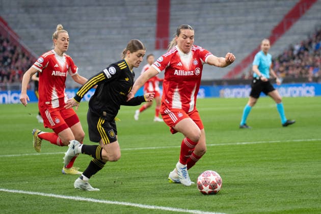 Carolin Simon (30 FC Bayern) , Grace Park (8 Manchester) und Vanessa Gilles (2 Bayern) in Aktion beim UEFA Womens Champions League Spiel FC Bayern München Manchester United, ManU am 01.04.2026. München Allianz Arena Bayern Deutschland