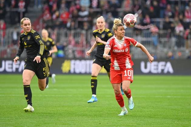 Linda DALLMANN (FCB) am Ball,Aktion, li_Hanna LUNDKVIST (ManU), Fussball Champions League der Frauen Viertelfinale FC Bayern Muenchen - Manchester United, ManU am 01.04.2026 A L L I A N Z A R E N A .
