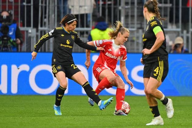 Georgia STANWAY (FCB), Aktion,Zweikampf gegen Hinata MIYAZAWA (ManU) . Fussball Champions League der Frauen Viertelfinale FC Bayern Muenchen - Manchester United, ManU am 01.04.2026 A L L I A N Z A R E N A .