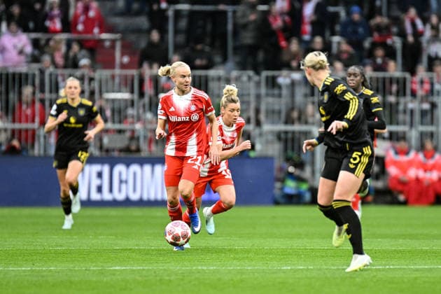 Fußball I Frauen I Saison 2025-2026 I Champions League I Viertelfinale I FC Bayern München - Manchester United, ManU I 01.04.2026 Pernille Harder (21, FC Bayern München) dribbelt mit dem Ball Freisteller, Nahaufnahme, Porträt, Portrait, Einzelfoto, Einzelbild, Körper München Allianz-Arena (Werner-Heisenberg-Allee 25) Bayern Deutschland Copyright: xLobeca InesxHähnelx