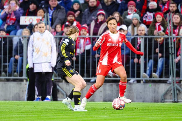 Momoko Tanikawa (18, FC Bayern München) und Jess Park (8, Manchester United, ManU beim Spiel zwischen FC Bayern München v Manchester United, Fußball, Frauen, UEFA Womens Champions League, 2025 2026, 8.Spieltag Viertelfinale am 01.04.2026 in München, Allianz Arena. Bayern Deutschland