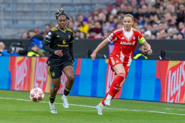 München, Deutschland 01. April 2026: UEFA Womens Champions League - 2025 2026 - Viertelfinale - FC Bayern München gegen Manchester United, ManU Im Bild: v. li. im Zweikampf Melvine Malard (Man Utd) und Glodis Viggosdottir (FCB) Allianz Arena Bayern Copyright: xFotostandx xSchäferx