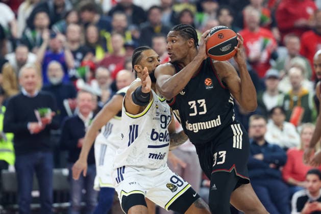 David McCormack (FC Bayern Basketball, 33) mit Khem Birch (Fenerbahce Beko Istanbul, 92), GER, FC Bayern Basketball vs. Fenerbahce Beko Istanbul, Basketball, Euroleague, 35. Spieltag, Saison 2025 2026, 01.04.2026, GER, FC Bayern Basketball vs. Fenerbahce Beko Istanbul, Basketball, Euroleague, 35. Spieltag, Saison 2025 2026, 01.04.2026 Muenchen Copyright: xEibner-Pressefoto JennixMaulx EP_JML