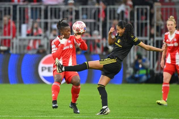 Jayde RIVIERE (ManU), Aktion,Zweikampf gegen Bernadette KAKOUNAN AMANI (FCB). Fussball Champions League der Frauen Viertelfinale FC Bayern Muenchen - Manchester United, ManU am 01.04.2026 A L L I A N Z A R E N A .