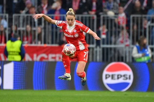 Giulia GWINN (FCB), Aktion,Einzelaktion,Einzelbild,F reisteller,Ganzkoerperaufnahme,ganze Figur Fussball Champions League der Frauen Viertelfinale FC Bayern Muenchen - Manchester United, ManU am 01.04.2026 A L L I A N Z A R E N A .