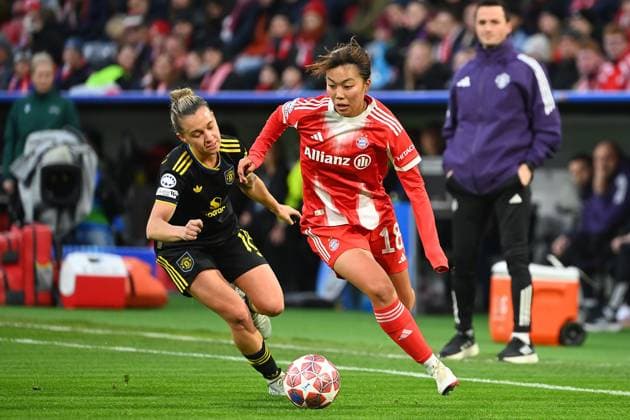 Momoko TANIKAWA (FCB), Aktion,Zweikampf gegen Julia Zigiotti OLME (ManU). Fussball Champions League der Frauen Viertelfinale FC Bayern Muenchen - Manchester United, ManU am 01.04.2026 A L L I A N Z A R E N A .