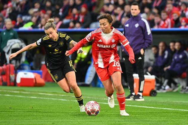 Momoko TANIKAWA (FCB), Aktion,Zweikampf gegen Julia Zigiotti OLME (ManU). Fussball Champions League der Frauen Viertelfinale FC Bayern Muenchen - Manchester United, ManU am 01.04.2026 A L L I A N Z A R E N A .