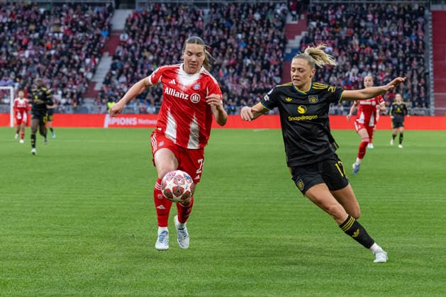 Kampf um den Ball Zweikampf zwischen Vanessa Gilles (FC Bayern Muenchen Frauen, 02) und Fridolina Rolfoe Manchester United, ManU WFC, 12) GER, FC Bayern Muenchen vs. Manchester United W.F.C., Fussball, UEFA Womans Champions League, Viertelfinale Rueckspiel, Saison 2025 2026, 01.04.2026. GER, FC Bayern Muenchen vs. Manchester United W.F.C., Fussball, UEFA Womans Champions League, Viertelfinale Rueckspiel, Saison 2025 2026, 01.04.2026. Muenchen Copyright: xEibner-Pressefoto HeikexFeinerx EP_HFR