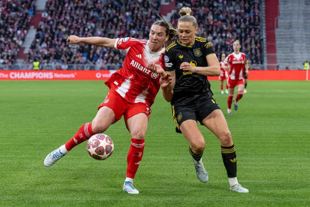 Kampf um den Ball Zweikampf zwischen Vanessa Gilles (FC Bayern Muenchen Frauen, 02) und Fridolina Rolfoe Manchester United, ManU WFC, 12) GER, FC Bayern Muenchen vs. Manchester United W.F.C., Fussball, UEFA Womans Champions League, Viertelfinale Rueckspiel, Saison 2025 2026, 01.04.2026. GER, FC Bayern Muenchen vs. Manchester United W.F.C., Fussball, UEFA Womans Champions League, Viertelfinale Rueckspiel, Saison 2025 2026, 01.04.2026. Muenchen Copyright: xEibner-Pressefoto HeikexFeinerx EP_HFR
