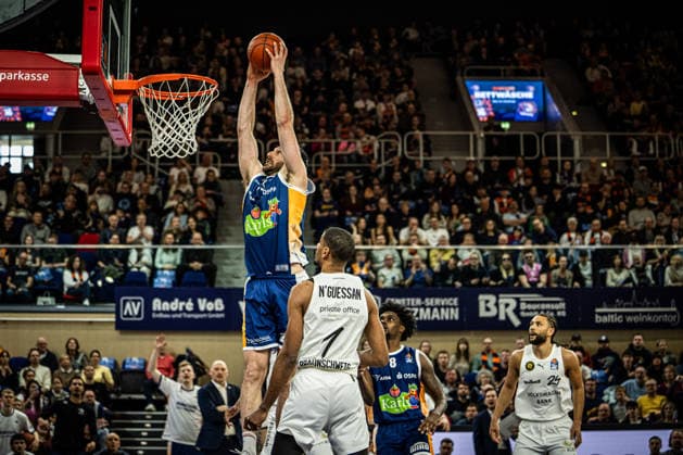 Rostock, Deutschland 01. April 2026: 1.BBL - 2025 2026 - Rostock Seawolves gegen Basketball Löwen Braunschweig Im Bild: Owen Klassen (Rostock Seawolves) macht einen Dunk, dunkt Copyright: xFotostandx xVoelkerx