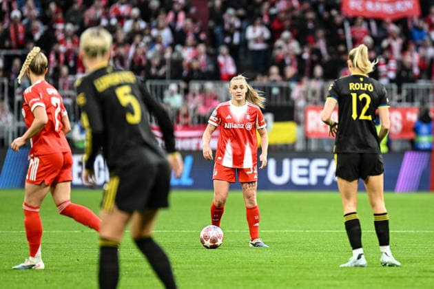 Fußball I Frauen I Saison 2025-2026 I Champions League I Viertelfinale I FC Bayern München - Manchester United, ManU I 01.04.2026 Georgia Stanway (31, FC Bayern München) schaut, wen sie anspielen kann München Allianz-Arena (Werner-Heisenberg-Allee 25) Bayern Deutschland Copyright: xLobeca InesxHähnelx