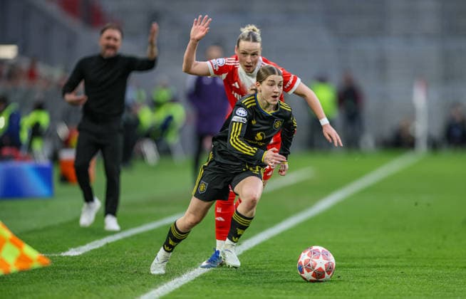 GER, München, Bayern München vs Manchester United, ManU Women s Champions League, Fussball, UEFA, Spielzeit 2025 2026, Allianz Arena, Viertelfinale, Rückspiel im Bild v.l.: Jess Park (Manchester United Frauen 8), Franziska Kett (Bayern München 20), Zweikampf DFB DFL REGULATIONS PROHIBIT ANY USE OF PHOTOGRAPHS AS IMAGE SEQUENCES AND OR QUASI-VIDEO, 01.04.2026 Copyright: HMBxMedia HendrikxHamelau