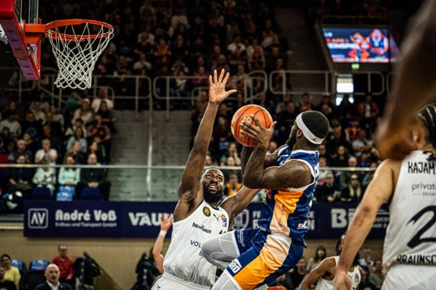 Rostock, Deutschland 01. April 2026: 1.BBL - 2025 2026 - Rostock Seawolves gegen Basketball Löwen Braunschweig Im Bild: v.li. Oluwasimisola Shittu (LÖWEN Braunschweig) und TJ Crockett Jr. (Rostock Seawolves) Copyright: xFotostandx xVoelkerx
