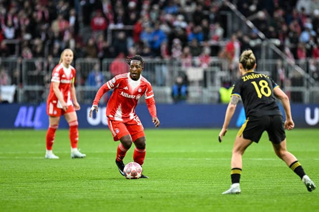 Fußball I Frauen I Saison 2025-2026 I Champions League I Viertelfinale I FC Bayern München - Manchester United, ManU I 01.04.2026 Bernadette Kakounan (15, FC Bayern München) mit Ball, Julia Zigiotti Olme (18, Manchester United) hat ein Auge auf sie München Allianz-Arena (Werner-Heisenberg-Allee 25) Bayern Deutschland Copyright: xLobeca InesxHähnelx