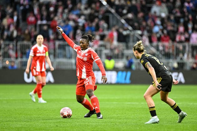 Fußball I Frauen I Saison 2025-2026 I Champions League I Viertelfinale I FC Bayern München - Manchester United, ManU I 01.04.2026 Bernadette Kakounan (15, FC Bayern München) und Julia Zigiotti Olme (18, Manchester United) München Allianz-Arena (Werner-Heisenberg-Allee 25) Bayern Deutschland Copyright: xLobeca InesxHähnelx