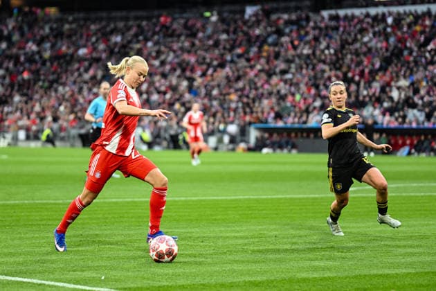 Fußball I Frauen I Saison 2025-2026 I Champions League I Viertelfinale I FC Bayern München - Manchester United, ManU I 01.04.2026 Pernille Harder (21, FC Bayern München) zieht mit dem Ball in den Strafraum, Julia Zigiotti Olme (18, Manchester United) eilt von rechts herbei München Allianz-Arena (Werner-Heisenberg-Allee 25) Bayern Deutschland Copyright: xLobeca InesxHähnelx