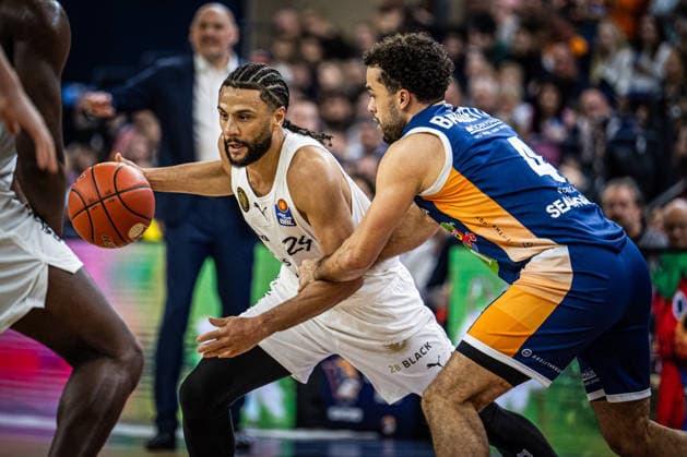 Rostock, Deutschland 01. April 2026: 1.BBL - 2025 2026 - Rostock Seawolves gegen Basketball Löwen Braunschweig Im Bild: v. li. im Zweikampf Kaza Kajami-Keane (LÖWEN Braunschweig) und Elias Baggette (Rostock Seawolves) Copyright: xFotostandx xVoelkerx
