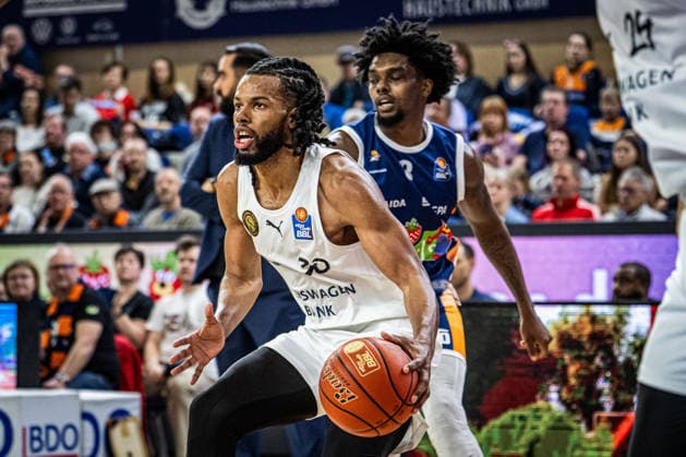 Rostock, Deutschland 01. April 2026: 1.BBL - 2025 2026 - Rostock Seawolves gegen Basketball Löwen Braunschweig Im Bild: Chip Flanigan (LÖWEN Braunschweig) mit Ball, Copyright: xFotostandx xVoelkerx