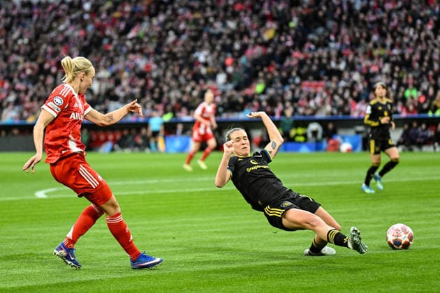 Fußball I Frauen I Saison 2025-2026 I Champions League I Viertelfinale I FC Bayern München - Manchester United, ManU I 01.04.2026 Torschuss Pernille Harder (21, FC Bayern München), Julia Zigiotti Olme (18, Manchester United) verpasst per Grätsche knapp München Allianz-Arena (Werner-Heisenberg-Allee 25) Bayern Deutschland Copyright: xLobeca InesxHähnelx