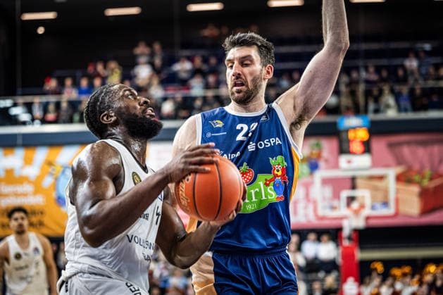 Rostock, Deutschland 01. April 2026: 1.BBL - 2025 2026 - Rostock Seawolves gegen Basketball Löwen Braunschweig Im Bild: v. li. im Zweikampf Oluwasimisola Shittu (LÖWEN Braunschweig) und Owen Klassen (Rostock Seawolves) Copyright: xFotostandx xVoelkerx