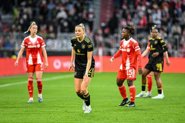 Fußball I Frauen I Saison 2025-2026 I Champions League I Viertelfinale I FC Bayern München - Manchester United, ManU I 01.04.2026 Fridolina Rolfö (12, Manchester United) fordert mit einer Geste den Ball München Allianz-Arena (Werner-Heisenberg-Allee 25) Bayern Deutschland Copyright: xLobeca InesxHähnelx