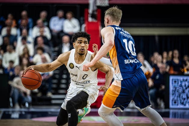 Rostock, Deutschland 01. April 2026: 1.BBL - 2025 2026 - Rostock Seawolves gegen Basketball Löwen Braunschweig Im Bild: v. li. im Zweikampf Adrian Worthy (LÖWEN Braunschweig) und Lukasz Kolenda (Rostock Seawolves) Copyright: xFotostandx xVoelkerx